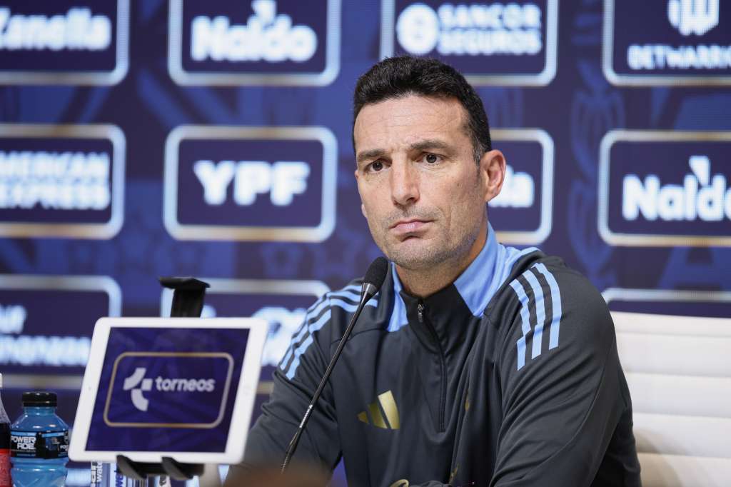 AME999. BUENOS AIRES (ARGENTINA), 20/03/2025.- El entrenador de la selección argentina, Lionel Scaloni, habla durante una rueda de prensa este jueves, en el Predio Deportivo Lionel Andrés Messi de Ezeiza (Argentina). EFE/ Juan Ignacio Roncoroni