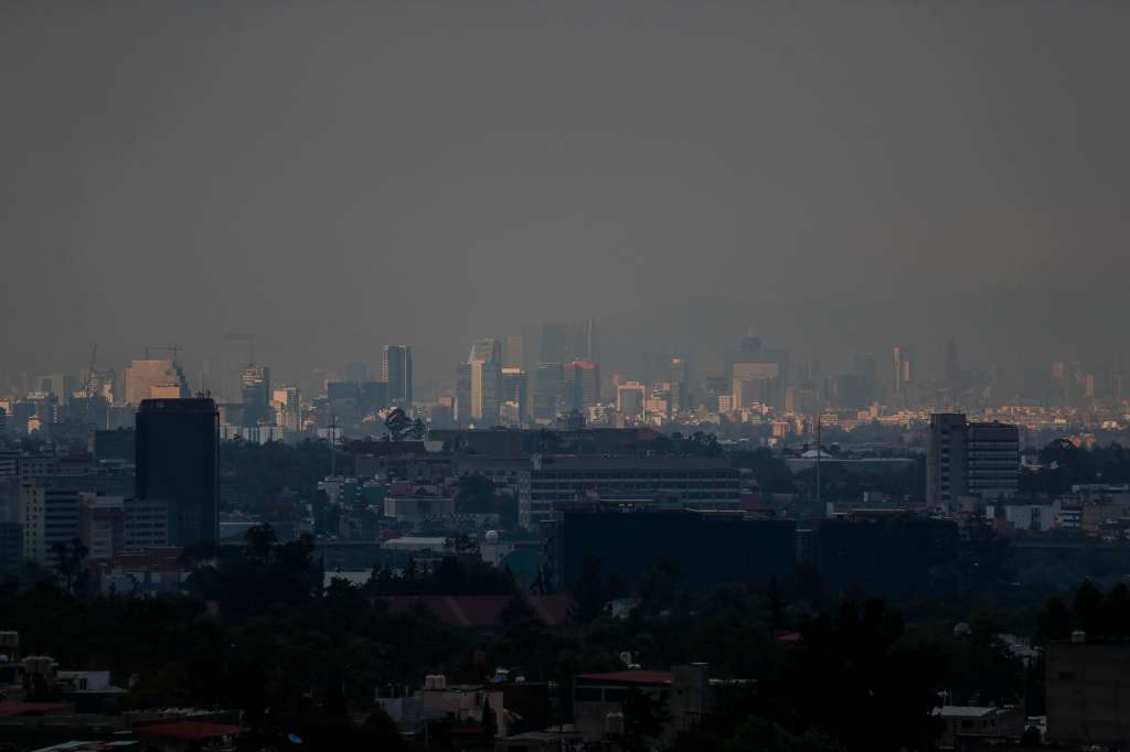 MEX1783. CIUDAD DE MÉXICO (MÉXICO), 25/12/2025.- Fotografía que muestra una capa de contaminación este jueves, sobre la Ciudad de México (México). Esta tarde de Navidad se observo mala calidad del aire en varias zonas del Valle de México. EFE/ Isaac Esquivel