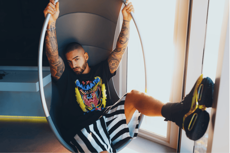 Maluma se lanza de diseñador con una de las casas de moda y lujo francesa Balmain
