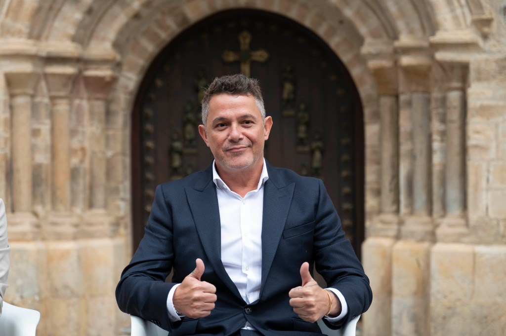 POTES, 06/04/2024.- El cantante y compositor Alejandro Sanz sonríe mientras asiste a la ceremonia en la que se le ha hecho entrega del Premio Beato de Liébana, en la categoría de Entendimiento y Convivencia, este sábado en el Monasterio de Santo Toribio de Liébana, en la localidad cántabra de Potes. EFE/Pedro Puente Hoyos