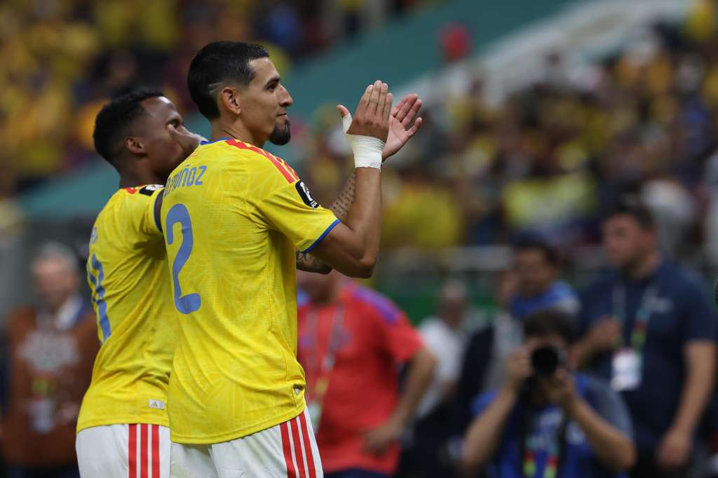 GR3277. GUADALAJARA (MÉXICO), 23/06/2026.- Jhon Arias (i) y Daniel Muñoz de Colombia se despiden de los aficionados este martes, durante un partido del grupo K del Mundial de la FIFA 2026 entre Colombia y RD Congo en el estadio Akron en Guadalajara (México). EFE/ Alex Cruz