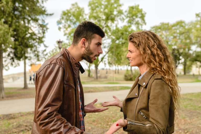 Escorpio
Los Escorpio no perdonan nada cuando les han lastimado profundamente. Usualmente, las personas nacidas bajo este signo son rencorosas y guardan resentimiento por mucho tiempo. Puede que de inmediato corten cualquier relación con las personas que los hirieron o que planeen algún tipo de venganza o que traten de amargarle la vida a esa persona.

Aunque hayan pasado meses e incluso años, los Escorpio no olvidan y recuerdan vívidamente qué fue lo que sucedió. Esto hará que sean desconfiados y que se sientan decepcionados de aquellos que les hicieron mal. No tendrán piedad a la hora de hacer saber lo ocurrido.