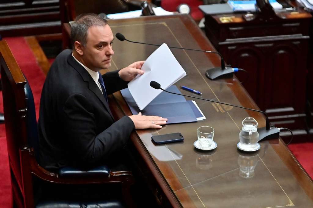 AME7624. BUENOS AIRES (ARGENTINA), 29/04/2026.- El jefe de Gabinete del Gobierno argentino, Manuel Adorni, sostiene un informe de gestión este miércoles, en la Cámara de Diputados en Buenos Aires (Argentina). EFE/ Matías Martín Campaya