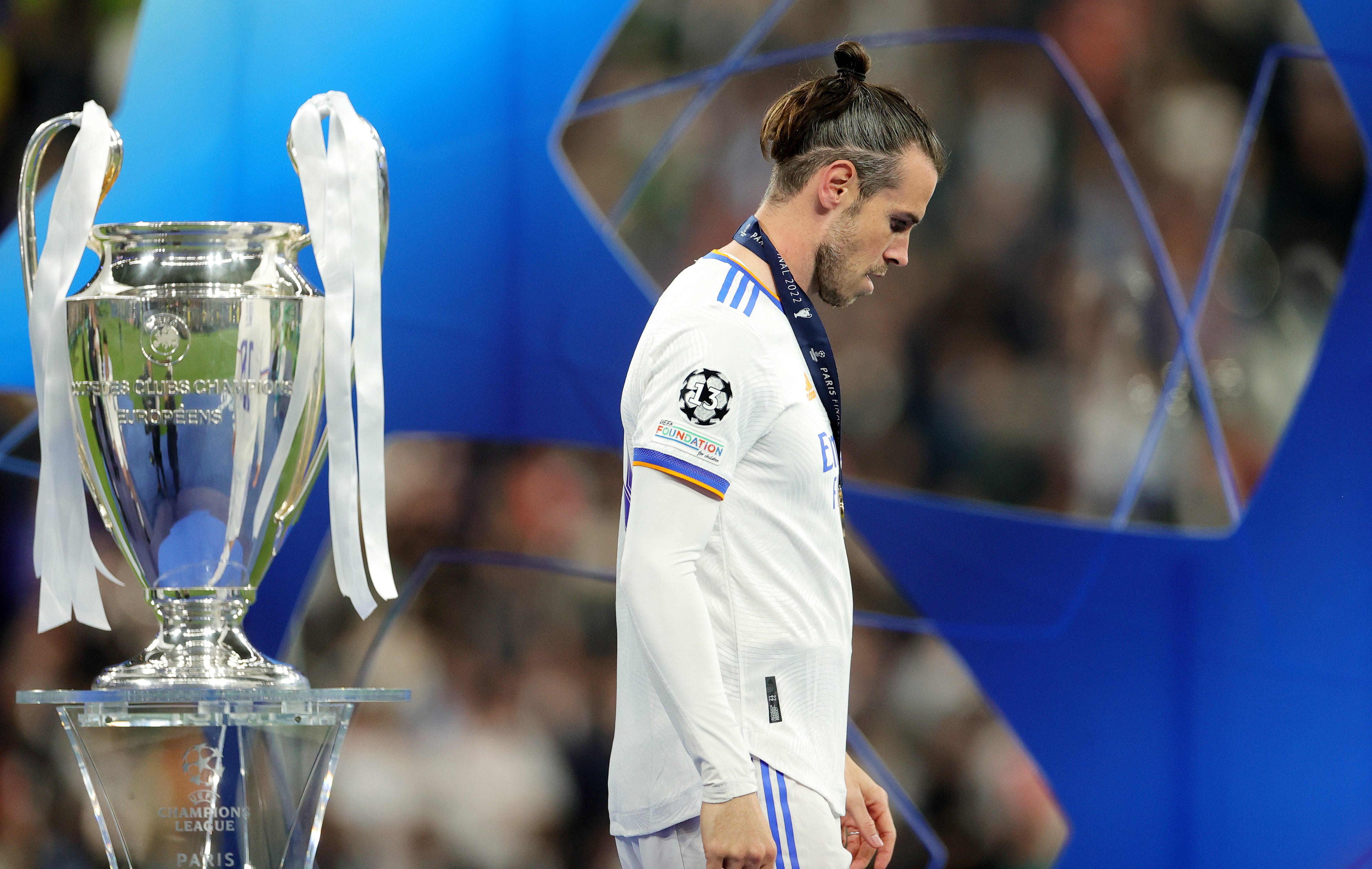 Saint-denis (France), 28/05/2022.- Gareth Bale of Real Madrid walks past the trophy after the team won the UEFA Champions League final between Liverpool FC and Real Madrid at Stade de France in Saint-Denis, near Paris, France, 28 May 2022. (Liga de Campeones, Francia) EFE/EPA/FRIEDEMANN VOGEL