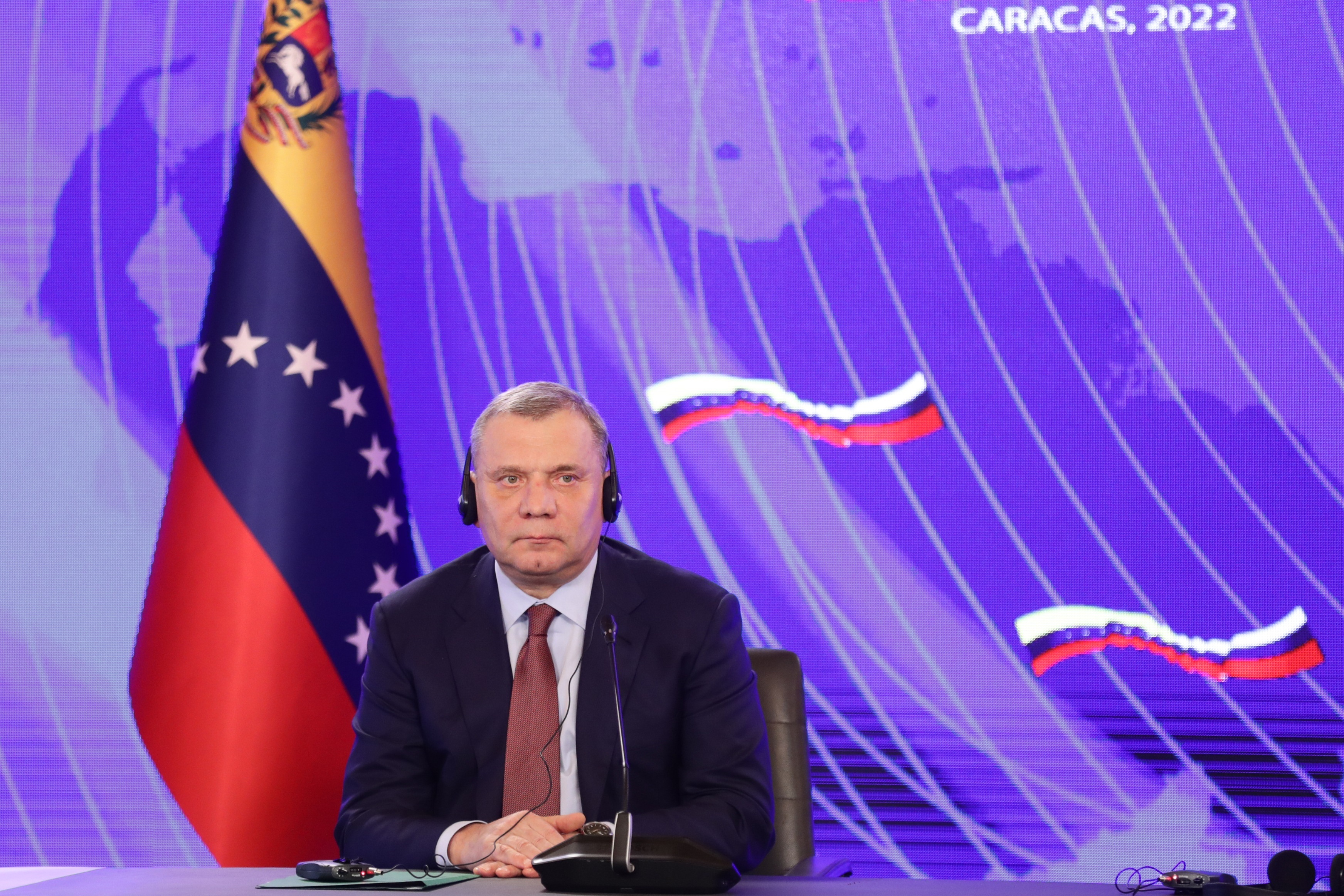 ACTUALIZA INFORMACIÓN ** AME6326. CARACAS (VENEZUELA), 16/02/2022.- El viceprimer ministro de Rusia, Yuri Borisov, participa en una declaración a los medios conjunta con el presidente de Venezuela, Nicolás Maduro (fuera de cuadro), tras el encuentro denominado "reunión de alto nivel Venezuela-Rusia", hoy, en el palacio presidencial de Miraflores, en Caracas (Venezuela). Borísov mostró este miércoles en Caracas confianza en que su país pueda elevar "a un nuevo nivel" la "cooperación técnico-militar" y "científico-militar" con Venezuela. "Espero que podamos llevar nuestras relaciones a un nuevo nivel en cooperación técnico-militar y científico-militar", dijo Borísov en una breve declaración tras reunirse en el palacio presidencial de Miraflores con el mandatario Nicolás Maduro. EFE/ Rayner Peña R.