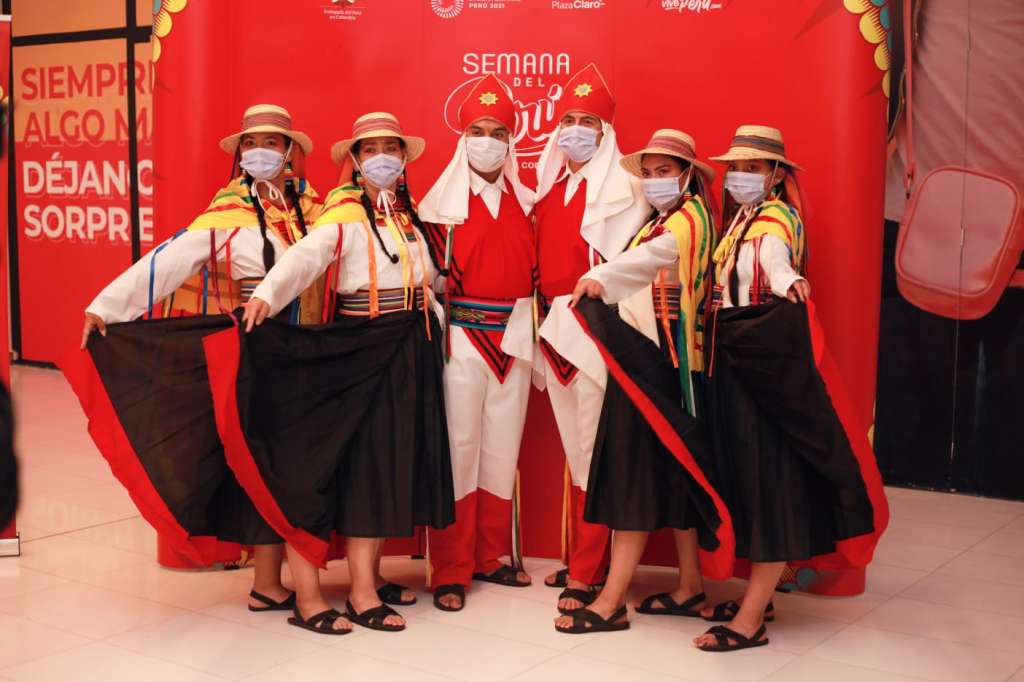 En la Semana del Perú hubo muestras de danzas típicas peruanas.