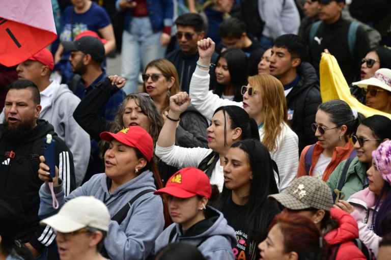 Multitudinaria marcha de docentes en Bogotá: así se vivió la movilización