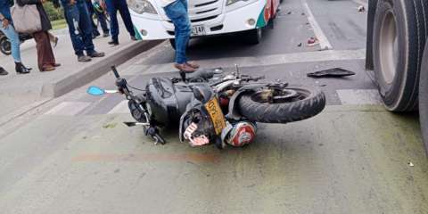 Un motociclista murió en Bogotá tras fuerte accidente con camión