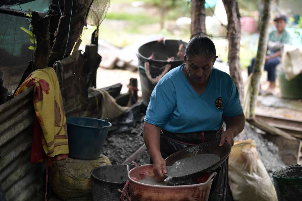 Diferentes aspectos de esta mina ubicada en Segovia, Antioquia: Mineros, explotación de materiales, maquinaria, cascos para minería.