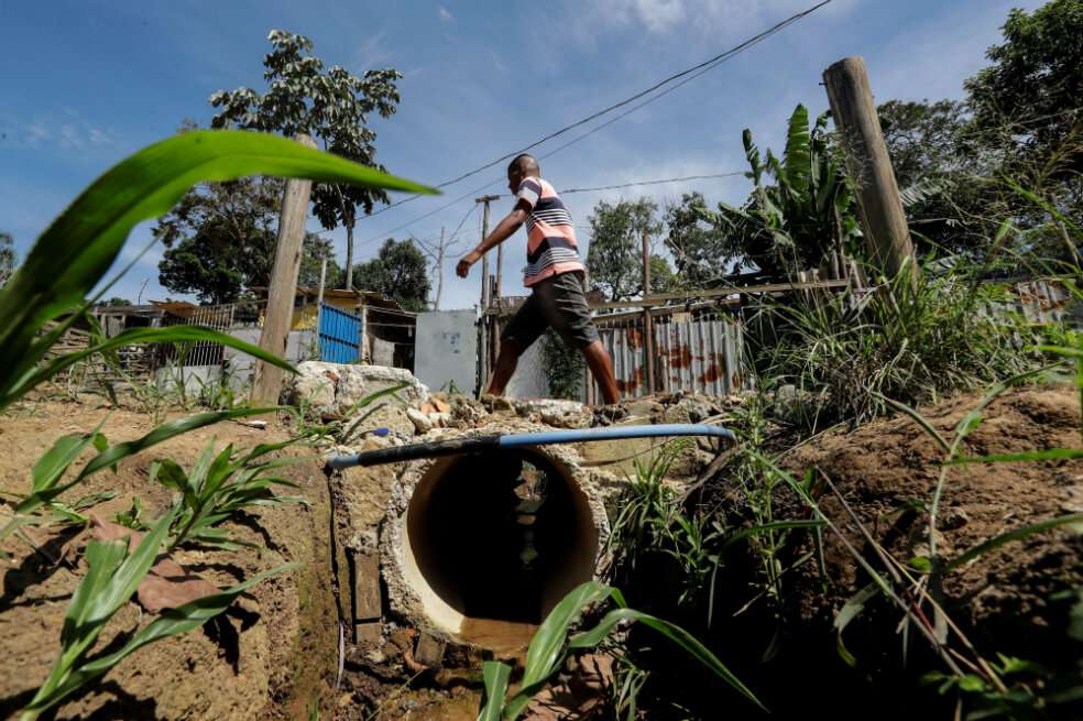 En la comunidad de Anchieta-Grajaú, a unos treinta kilómetros de Sao Paulo (Brasil), la falta de alcantarillado obliga a los ciudadanos a enfrentar enfermedades y malos olores para salir de sus casas. / EFE
