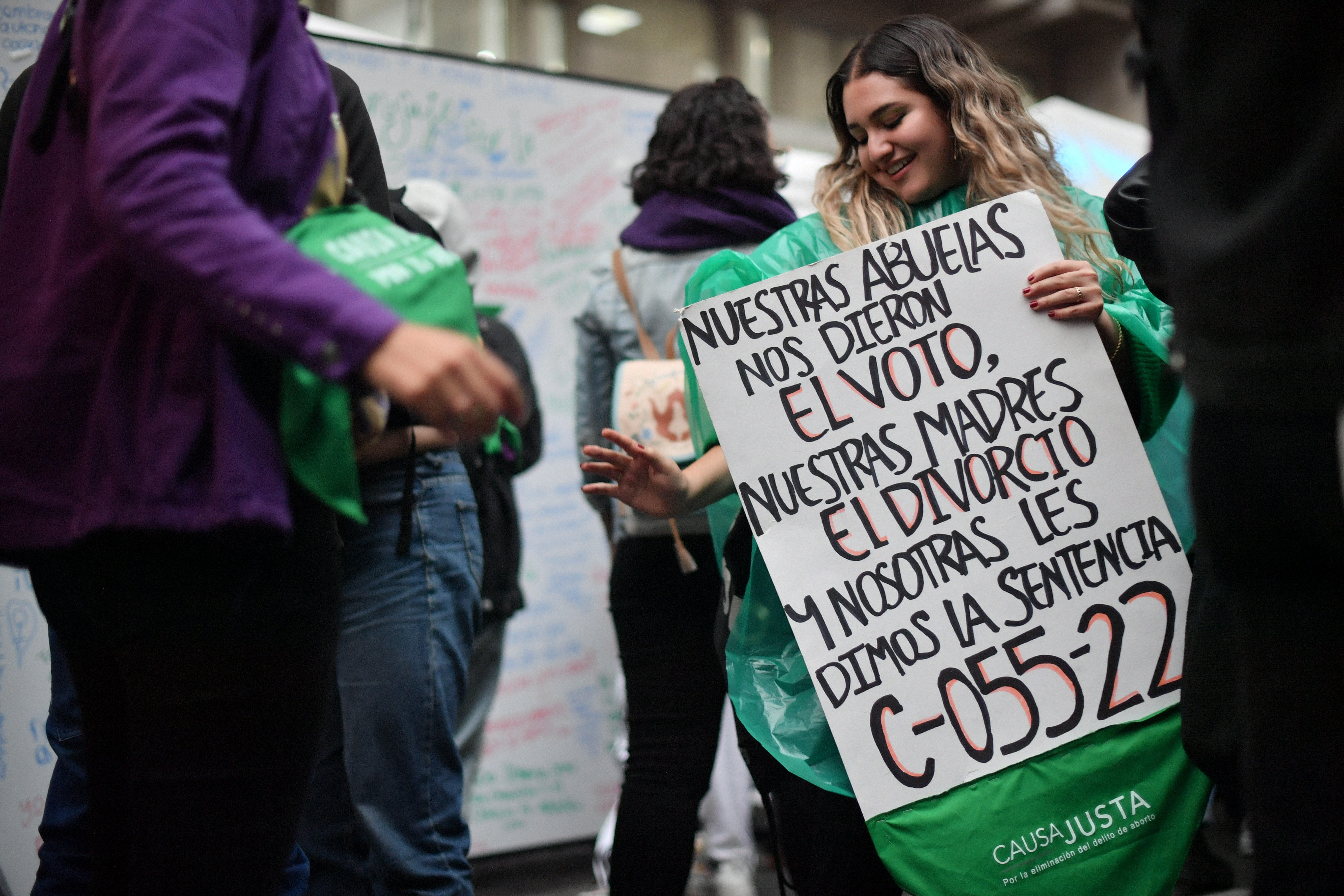 Celebración un año después del fallo que despenalizó el aborto hasta la semana 24 en Colombia.