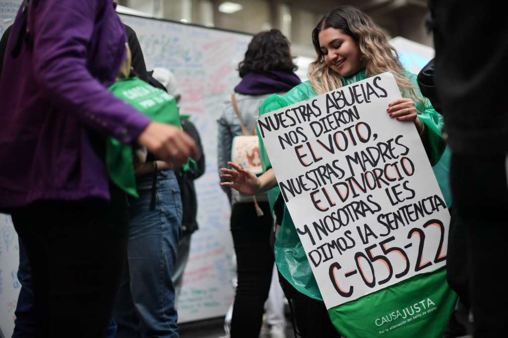 Celebración un año después del fallo que despenalizó el aborto hasta la semana 24 en Colombia.