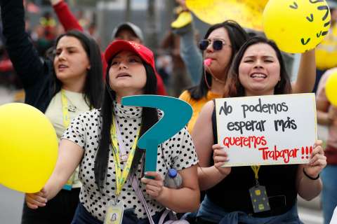 Empleados de Viva Air protestan nuevamente frente a la Aeronáutica Civil