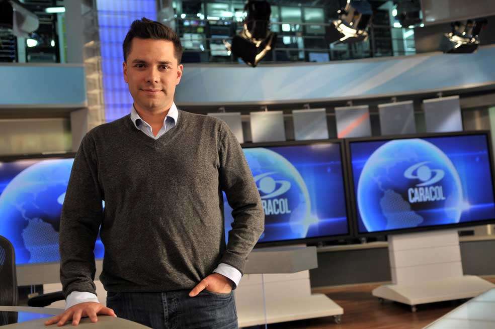 Luis Carlos Vélez, director de Caracol noticias, en el set del informativo./ Cristian Garavito