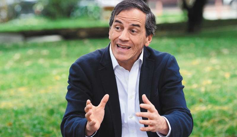 Según Nieto, en materia de paz, seguridad y lucha contra el narcotráfico el gobierno Duque “es una prolongación de lo que venía de Santos”. Aboga por la reanudación de la aspersión aérea con glifosato y a crear una sala en la JEP para juzgar a la Fuerza Pública.