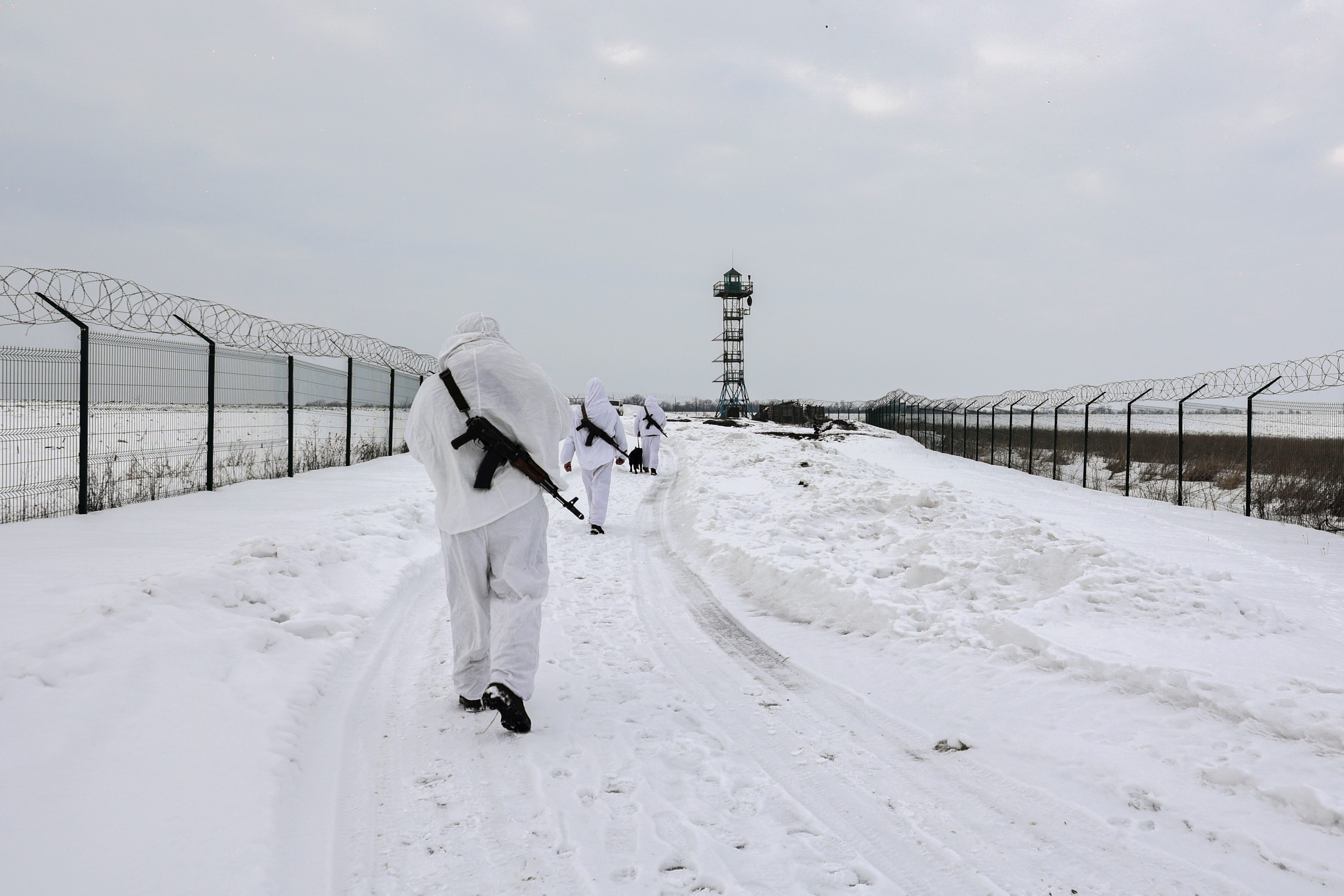 Kharkiv (Ukraine), 16/02/2022.- Ukrainian border guards patrol a Ukraine - Russia border not far from Eastern Ukrainian city of Kharkiv, 16 February 2022 amid tensions on the Ukrainian-Russian border. (Rusia, Ucrania) EFE/EPA/SERGEY KOZLOV