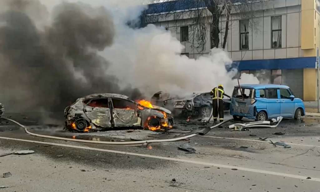 Belgorod (Russian Federation), 30/12/2023.- A handout photo made available by the Russian Emergency Ministry press service shows Russian firefighters extinguishing burning cars after shelling in Belgorod, Russia, 30 December 2023. 12 adults and two children were killed due to shelling by the Ukrainian Armed Forces, the press service of the Russian Ministry of Emergency Situations reported 30 December. On 24 February 2022, Russian troops entered Ukrainian territory in what the Russian president declared a 'Special Military Operation', starting an armed conflict that has provoked destruction and a humanitarian crisis. (Rusia, Ucrania) EFE/EPA/RUSSIAN EMERGENCIES MINISTRY HANDOUT HANDOUT EDITORIAL USE ONLY/NO SALES HANDOUT EDITORIAL USE ONLY/NO SALES