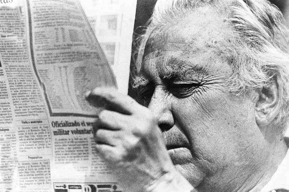 Guillermo Cano inmerso en una de sus pasiones: los periódicos. / Archivo El Espectador