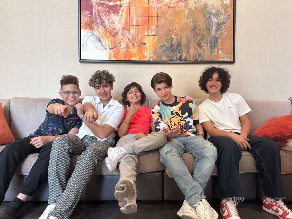 USA5696. MIAMI (FL, EEUU), 05/04/2023.- Desde la izquierda, los nuevos integrantes del grupo Menudo Ezra Gilmore, de 12 años; Andrés Emilio, de 14; Nicolás Calero, de 10; Gabriel Rossell, de 13, y Alejandro Querales, de 15, posan para EFE durante una entrevista realizada el 4 de abril de 2023, en Miami, Florida (EE.UU.). Después de años de enredos legales y escándalos, el grupo Menudo ha renacido de las cenizas, con nuevos integrantes escogidos tras meses de audiciones, para abrazar la esencia de la “boy band” más exitosa en la historia de la música en español, según dijeron sus miembros en entrevista con EFE. EFE/ Alicia Civita