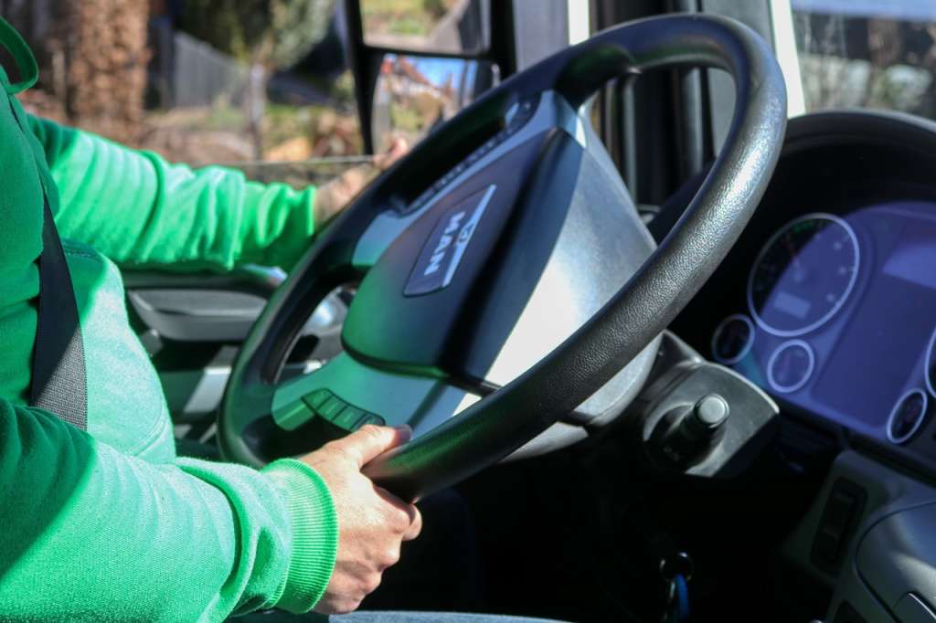 El conductor devolvió el bolso a una mujer que lo olvidó en uno de sus viajes.