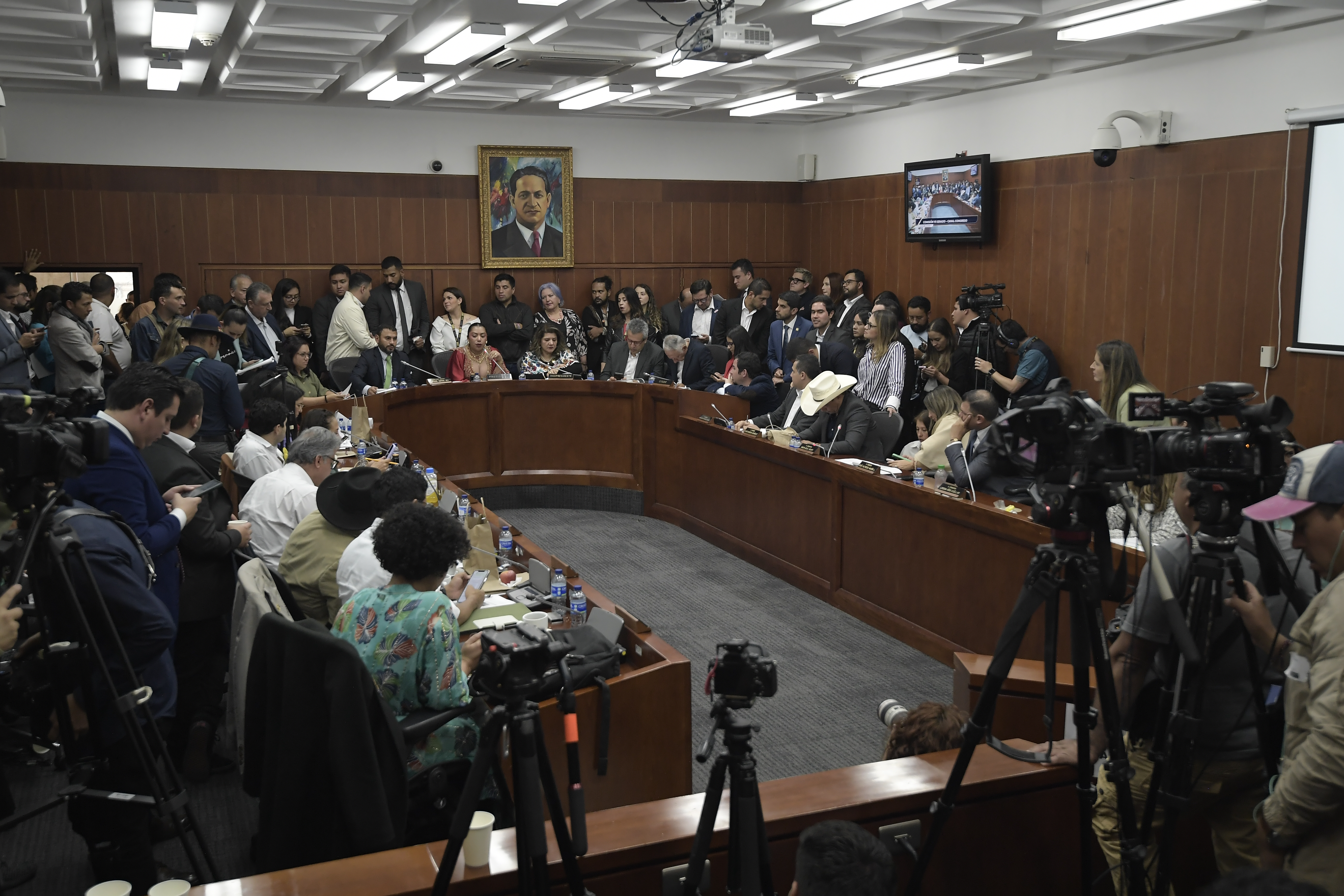Luis Fernando Velasco, ministro del Interior y Guillermo Jaramillo, ministro de Salud, junto a otros congresistas, durante el debate de la reforma a la salud en la Comisión Séptima del Senado.