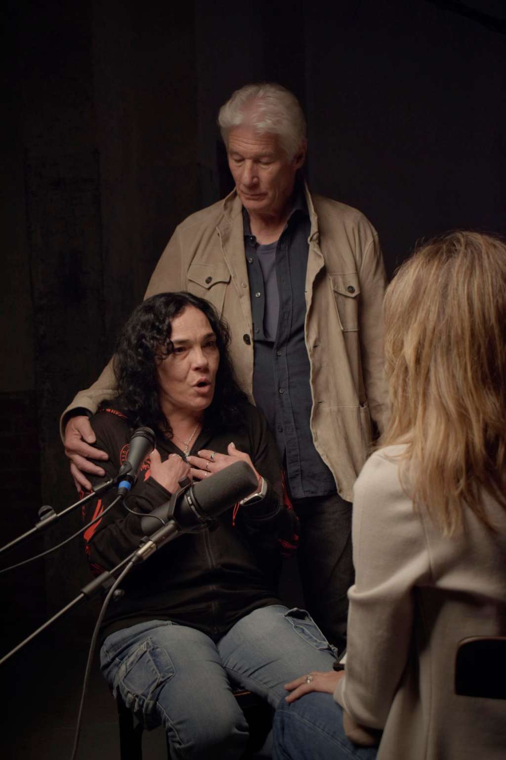 MADRID, 04/05/2025.- El actor Richard Gere (al fondo) y su mujer Alejandra (de espaldas) conversan con supervivientes del sinhogarismo sobre lo que supone la vida en la calle y cómo impactan las soluciones que ofrecen una vivienda digna y otros programas para superarlo, unas charlas que han sido recogidas en el corto documental 'Lo que nadie quiere ver'. EFE/ Facilitada Por Hogar Sí SOLO USO EDITORIAL/SOLO DISPONIBLE PARA ILUSTRAR LA NOTICIA QUE ACOMPAÑA (CRÉDITO OBLIGATORIO)