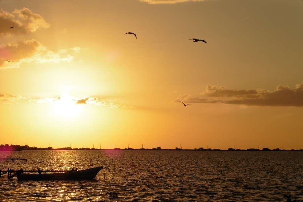 Campeche forma junto a los estados de Quintana Roo y Yucatán la península del mismo nombre que desprende reminiscencias históricas de los mayas y de los conquistadores y piratas.