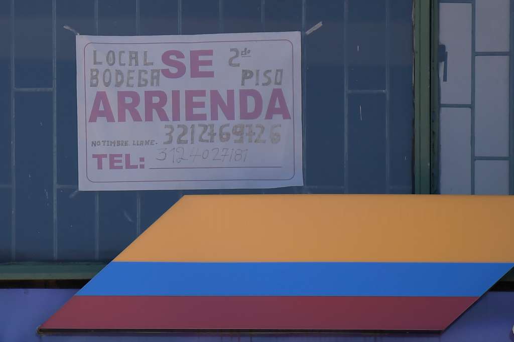 Avisos de "Se vende" o "Se arrienda" inmuebles.