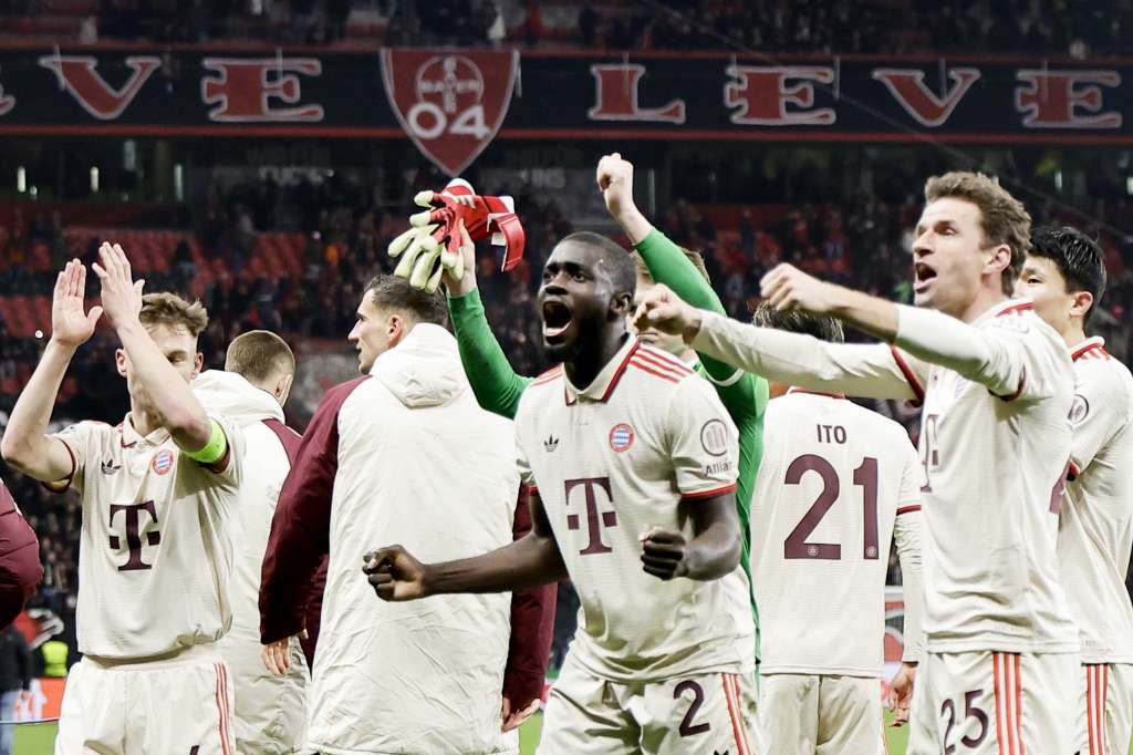 LEVERKUSEN (Germany), 11/03/2025.- Players of Bayern celebrate after the UEFA Champions League Round of 16, 2nd leg soccer match between Bayer 04 Leverkusen and FC Bayern Munich, in Leverkusen, Germany, 11 March 2025. (Liga de Campeones, Alemania) EFE/EPA/FRIEDEMANN VOGEL