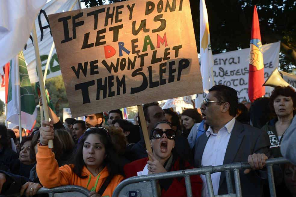 “Si ellos no nos dejan soñar, nosotros no les dejaremos dormir”, decían los manifestantes en Chipre. / EFE