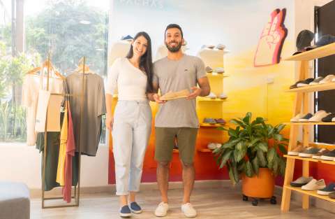 Crean zapatos con botellas plásticas, corchos, neumáticos y residuos textiles