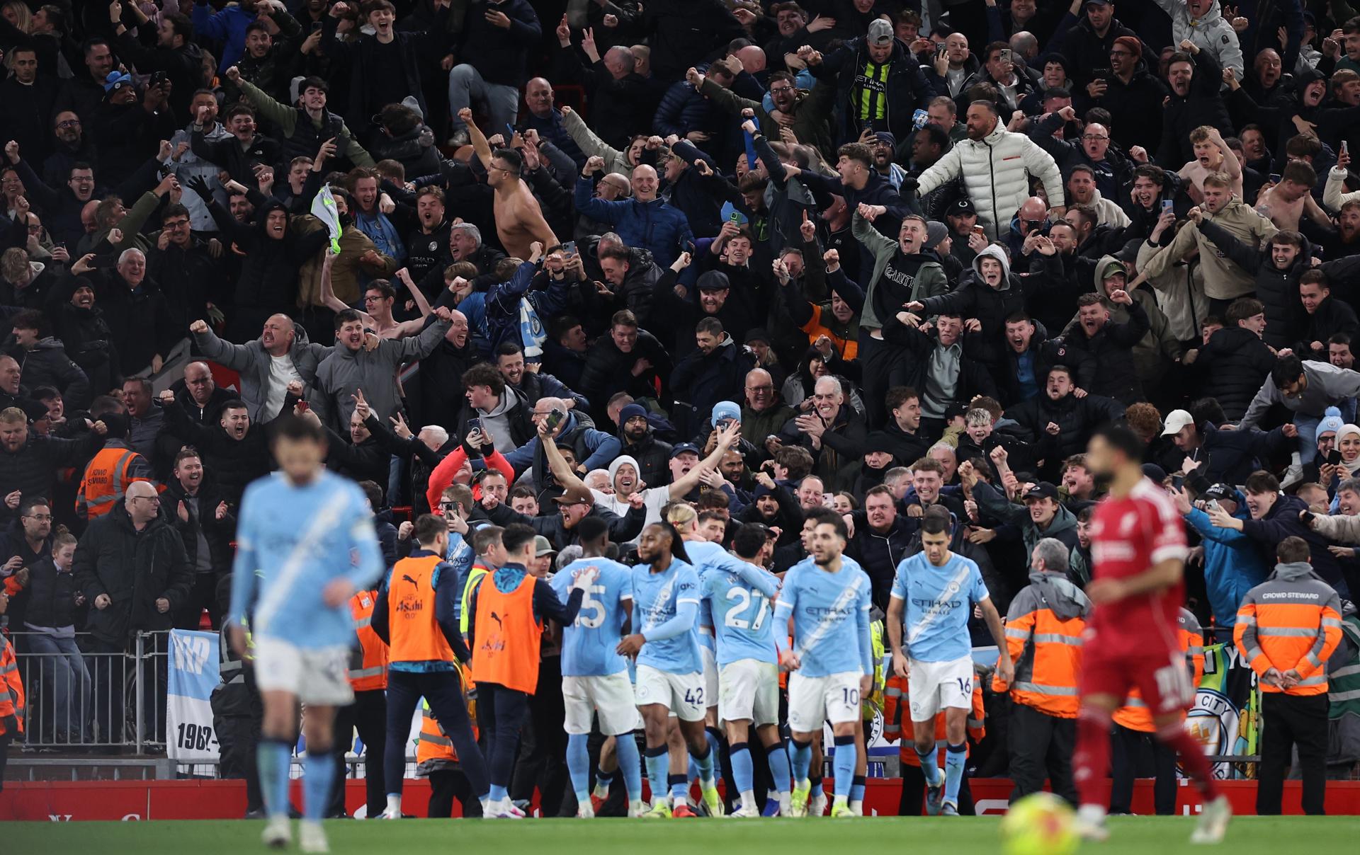 LIVERPOOL (United Kingdom), 08/02/2026.- Fans of Manchester City celebrate the 1-2 goal scored by Erling Haaland of Manchester City during the English Premier League match between Liverpool FC and Manchester City, in Liverpool, Britain, 08 February 2026. (Reino Unido) EFE/EPA/ADAM VAUGHAN EDITORIAL USE ONLY. No use with unauthorized audio, video, data, fixture lists, club/league logos, 'live' services or NFTs. Online in-match use limited to 120 images, no video emulation. No use in betting, games or single club/league/player publications.