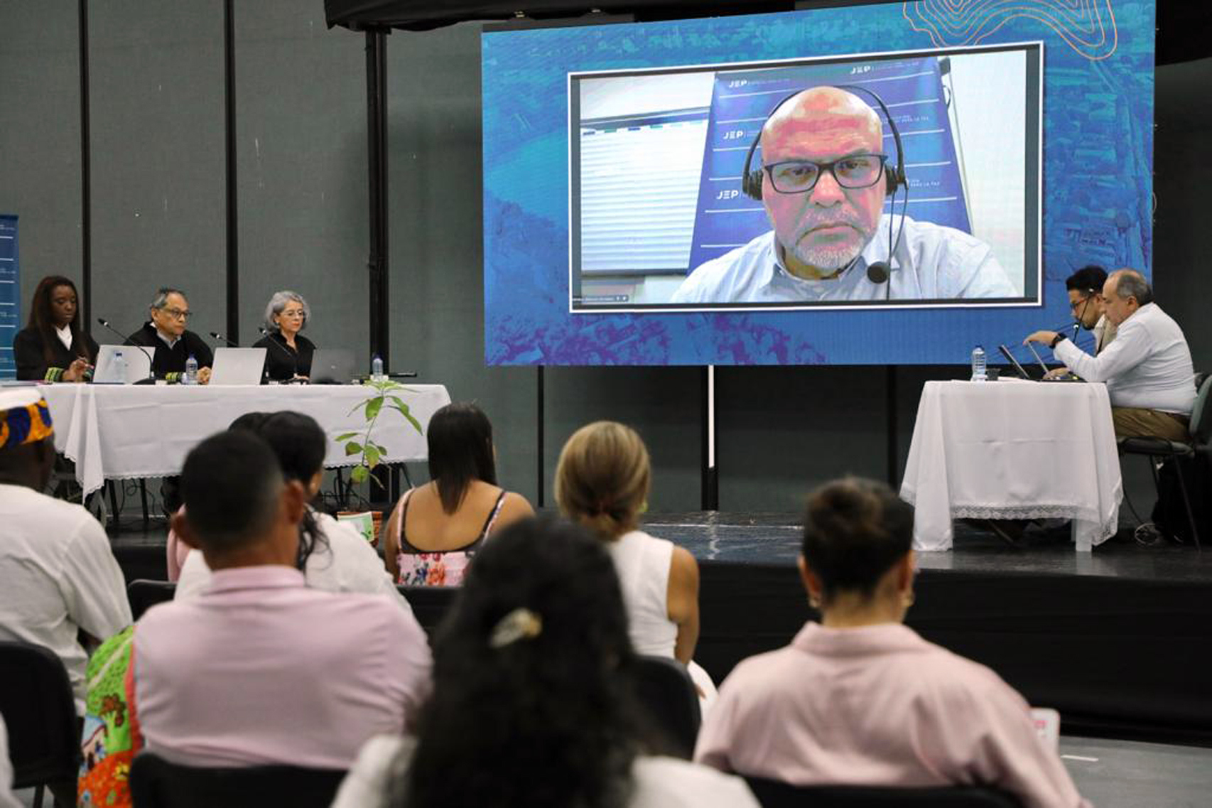MON300. MONTERÍA (COLOMBIA), 15/05/2023.- Fotografía cedida por la Jurisdicción Especial para la Paz (JEP) que muestra la comparecencia del exjefe paramilitar Salvatore Mancuso a través de videoconferencia, hoy en Montería (Colombia). El exjefe paramilitar Salvatore Mancuso aseguró este lunes que las Autodefensas Unidas de Colombia (AUC) apoyaron candidaturas de políticos que buscaban llegar al Congreso de Colombia en las elecciones de marzo de 2010 y también hubo respaldos para las campañas de los ahora expresidentes Álvaro Uribe y Andrés Pastrana. EFE/JEP /SOLO USO EDITORIAL /SOLO DISPONIBLE PARA ILUSTRAR LA NOTICIA QUE ACOMPAÑA (CRÉDITO OBLIGATORIO)