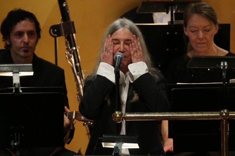 Emoción y equivocación de Patti Smith en la entrega del Nobel