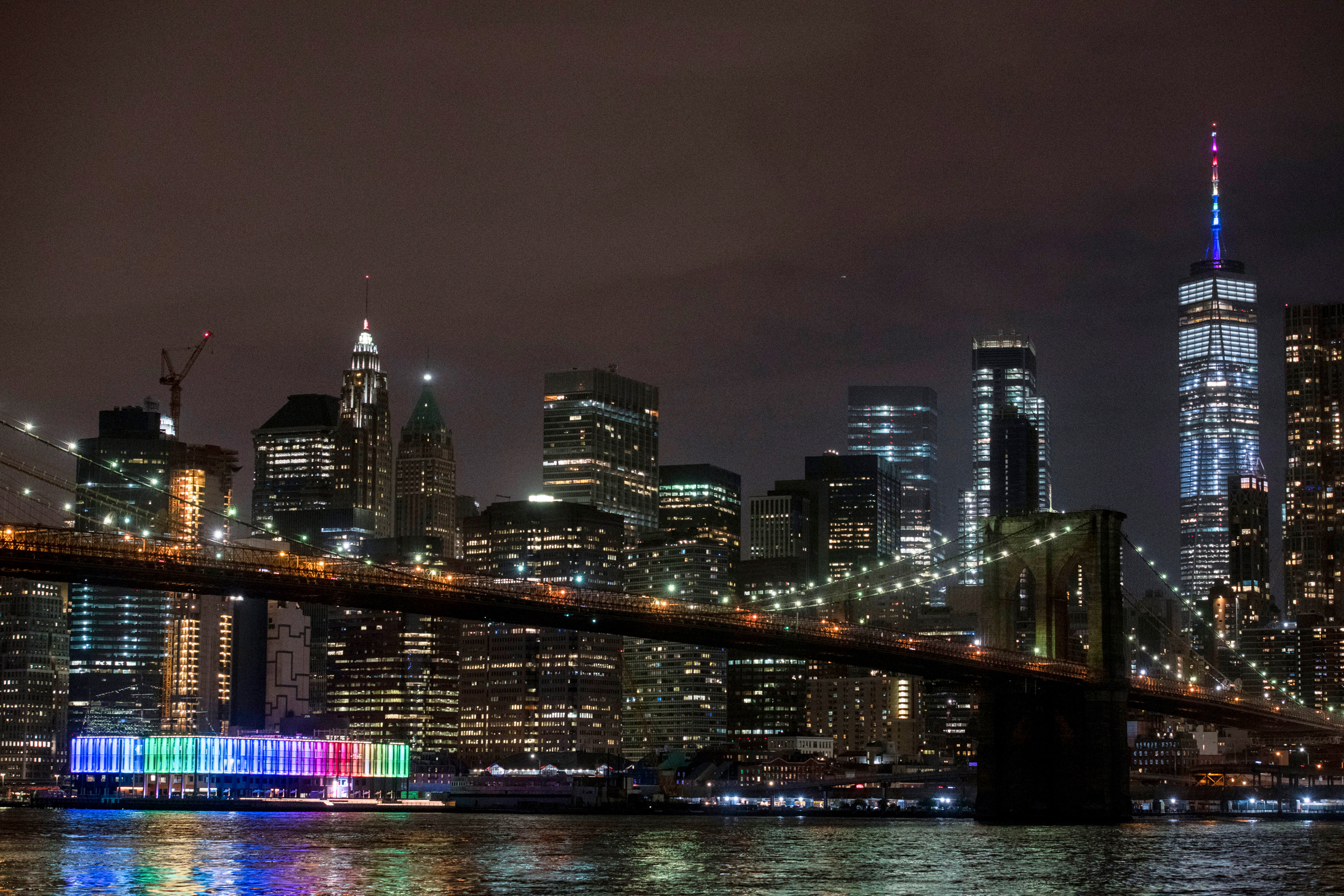 En junio, varios edificios y atracciones de Nueva York rinden homenaje al Mes del Orgullo.