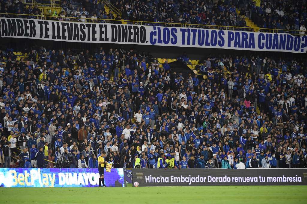 Hinchas de Millonarios protestan contra las directivas del club con pancartas, durante el partido ante Once Caldas por la fecha dieciocho de la Liga Betplay 2025-II.