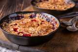 Torta de pan a la sartén con arándanos y granola