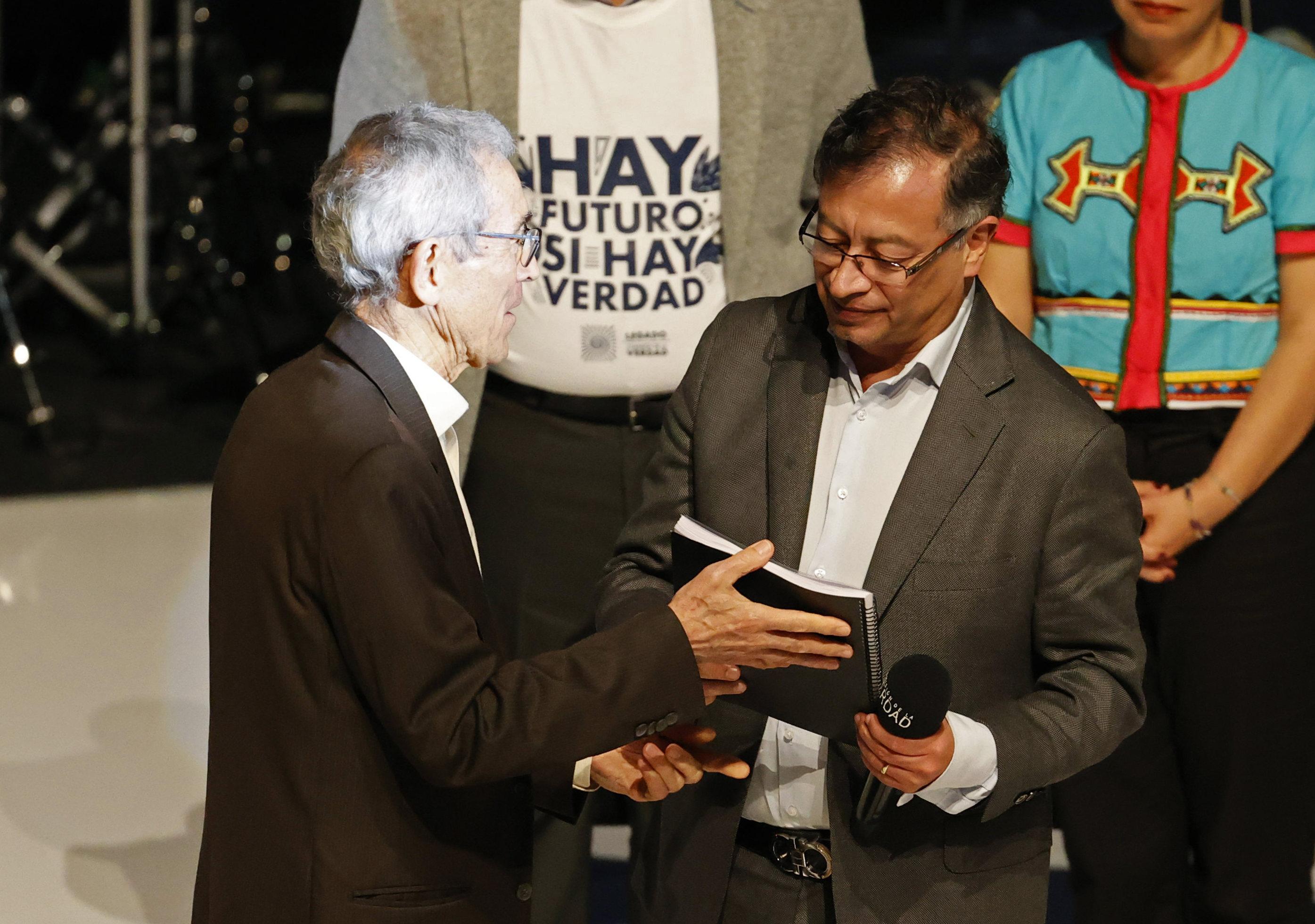 AME9865. BOGOTÁ (COLOMBIA), 28/06/2022.- El presidente de la Comisión de la Verdad de Colombia, el sacerdote jesuita Francisco De Roux (izq.), le entrega el informe final construido por la Comisión al presidente electo Gustavo Petro, hoy en Bogotá (Colombia). La Comisión de la Verdad, que inició oficialmente su andadura el 29 de noviembre de 2018 y tienen hasta el 29 de agosto de este año para socializar su trabajo, publicó hoy dos capítulos de su informe final, el de hallazgos y recomendaciones y los testimonios de víctimas contenidas en más de 500 páginas. EFE/ Mauricio Dueñas Castañeda