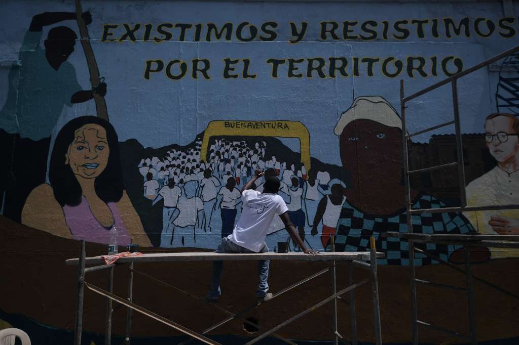 Líderes sociales de Buenaventura, realizan un Mural.