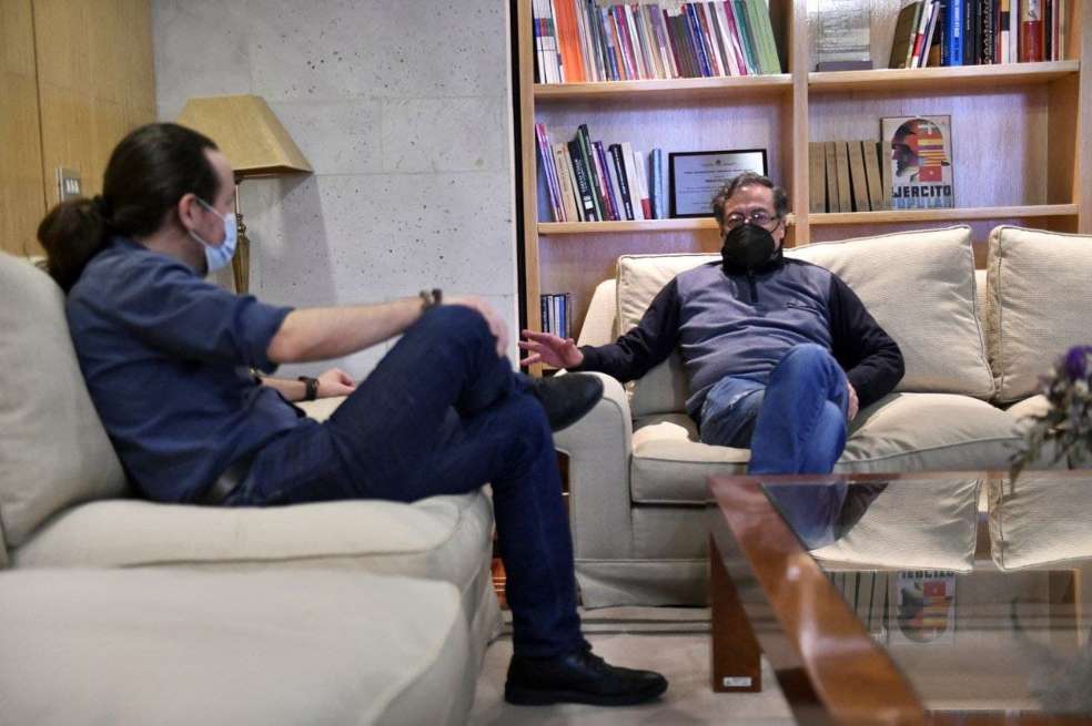 Gustavo Petro (derecha) y Pablo Iglesias (izquierda) se reunieron este martes. Allí discutieron una posible donación de vacunas por parte de España.