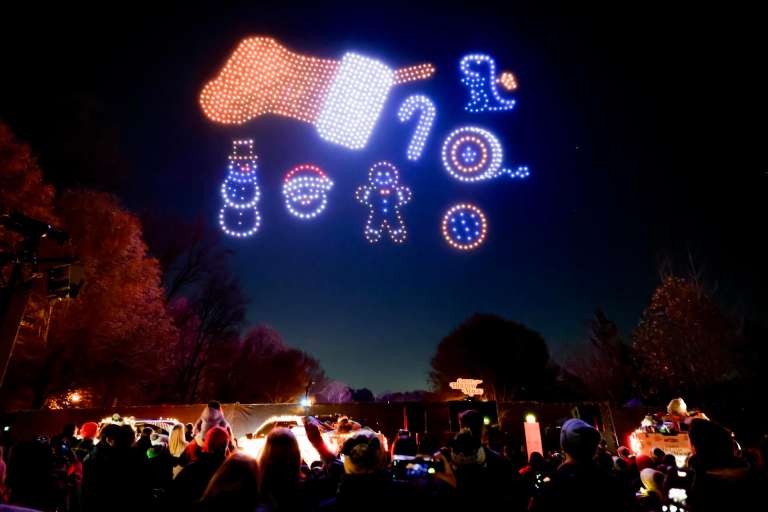 ATLANTA (United States), 10/12/2025.- Visitors watch a sponsored Christmas holiday drone display at Piedmont Park in Atlanta, Georgia, USA, 09 December 2025. The show 'Chevy Holiday Magic' was sponsored by automobile manufacturer Chevrolet and featured 1,000 choreographed drones. EFE/EPA/ERIK S. LESSER