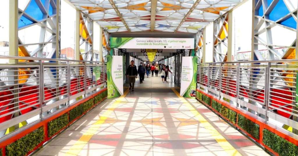 Para su construcción se utilizaron 19 toneladas de plástico reciclado, que equivalen aproximadamente a 2,7 millones de bolsas plásticas.