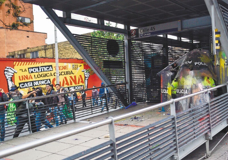 Las estaciones de Transmilenio han sido el principal blanco de los vándalos, lo que ha afectado el sistema. / El Espectador
