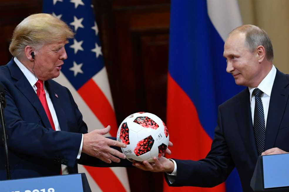 La primera cumbre presidencial entre Donald Trump (izquierda) y Vladimir Putin (derecha) se celebró en Helsinki, Finlandia, el 15 de julio de este año. / AFP