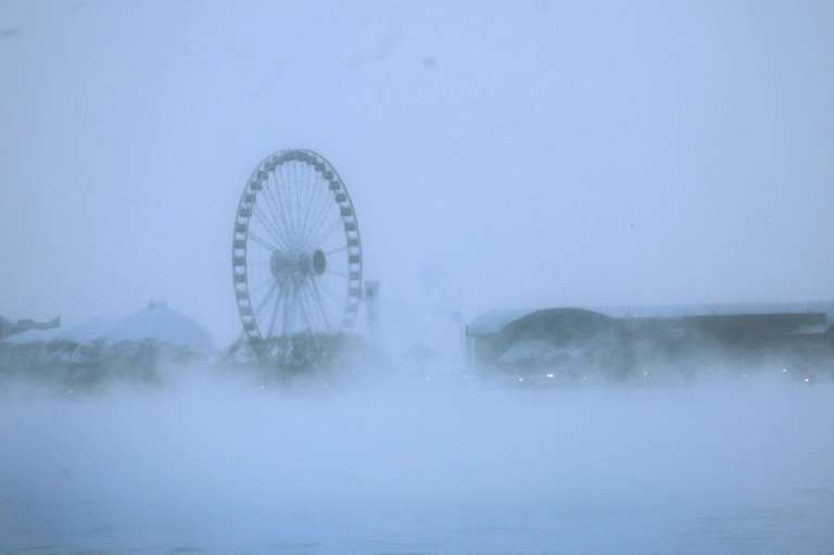 Según las autoridades, algunas personas han sido encontradas muertas en sus autos, y otras han fallecido de un paro cardíaco al tratar de limpiar la nieve mientras las temperaturas aún son bajas.