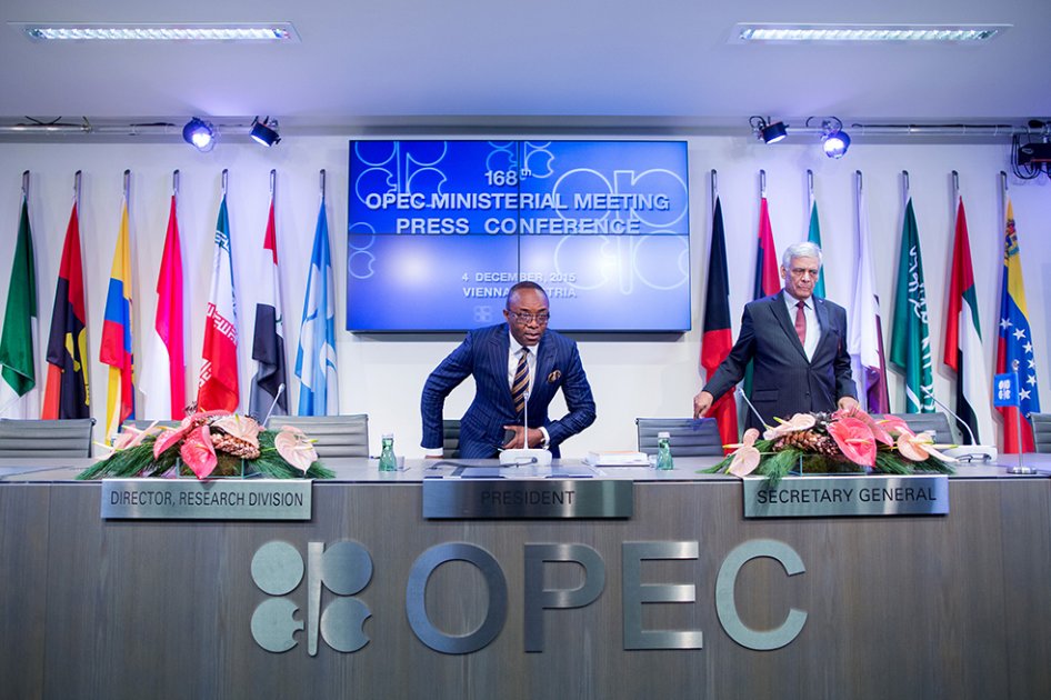 Emmanuel Ibe Kachikwu, ministro de Petróleo de Nigeria, y Abdalla el-Badri, secretario de la OPEP, en la última reunión de la Organización en 2015. / Bloomberg