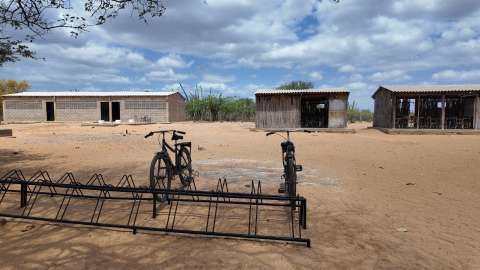 Los niños que se quedaron sin transporte escolar y deben atravesar el desierto guajiro