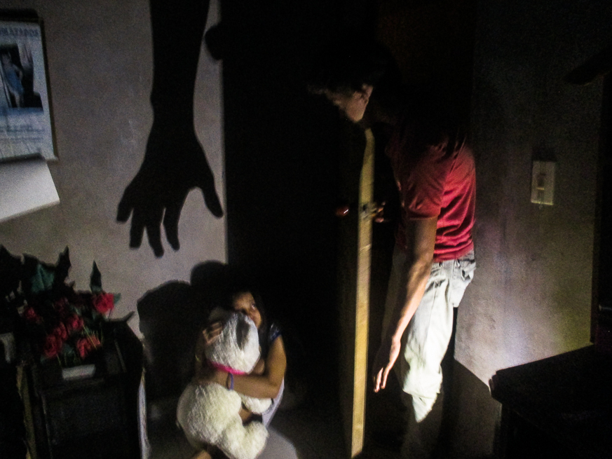 Esta foto se titula 'Terror' y hace parte de una serie llamada ´Secretos de infancia' . Fue tomada durante el ejercicio fotográfico Memoria soy yo, de la organización Casa de la Mujer. / Yenny Paola