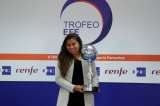 Leicy Santos recibe trofeo como futbolista más valiosa de la temporada 2019/20