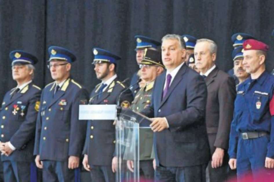 La marca de “democracia iliberal” del primer ministro húngaro, Víktor Orbán (centro) , fue adoptada por el gobierno de facto de Polonia e incursiona en el corazón de Occidente. / EFE